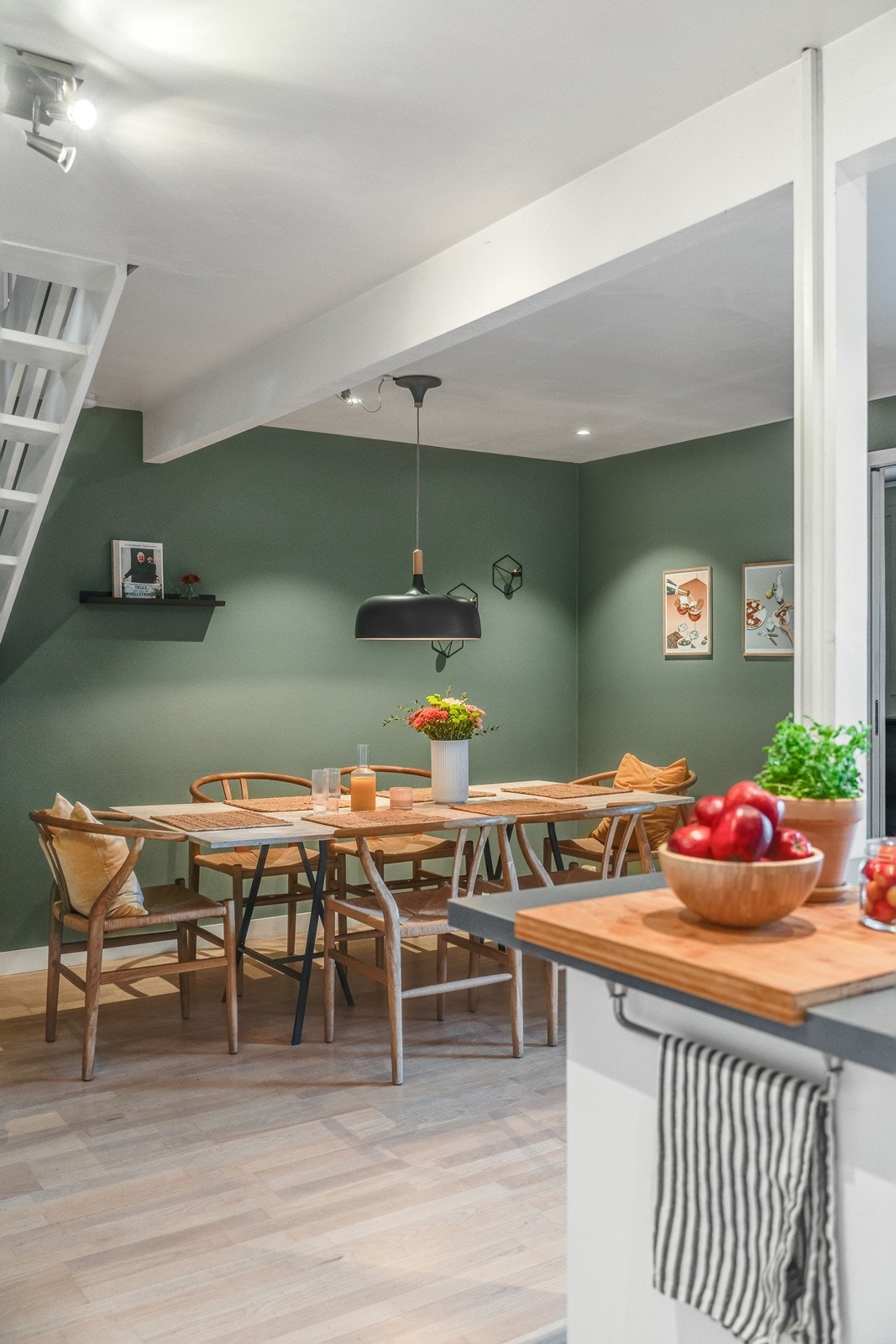 Spisestuen er strategisk plassert, slik at du kan sosialisere med gjestene samtidig som du lager mat på kjøkkenet. Galleribilde