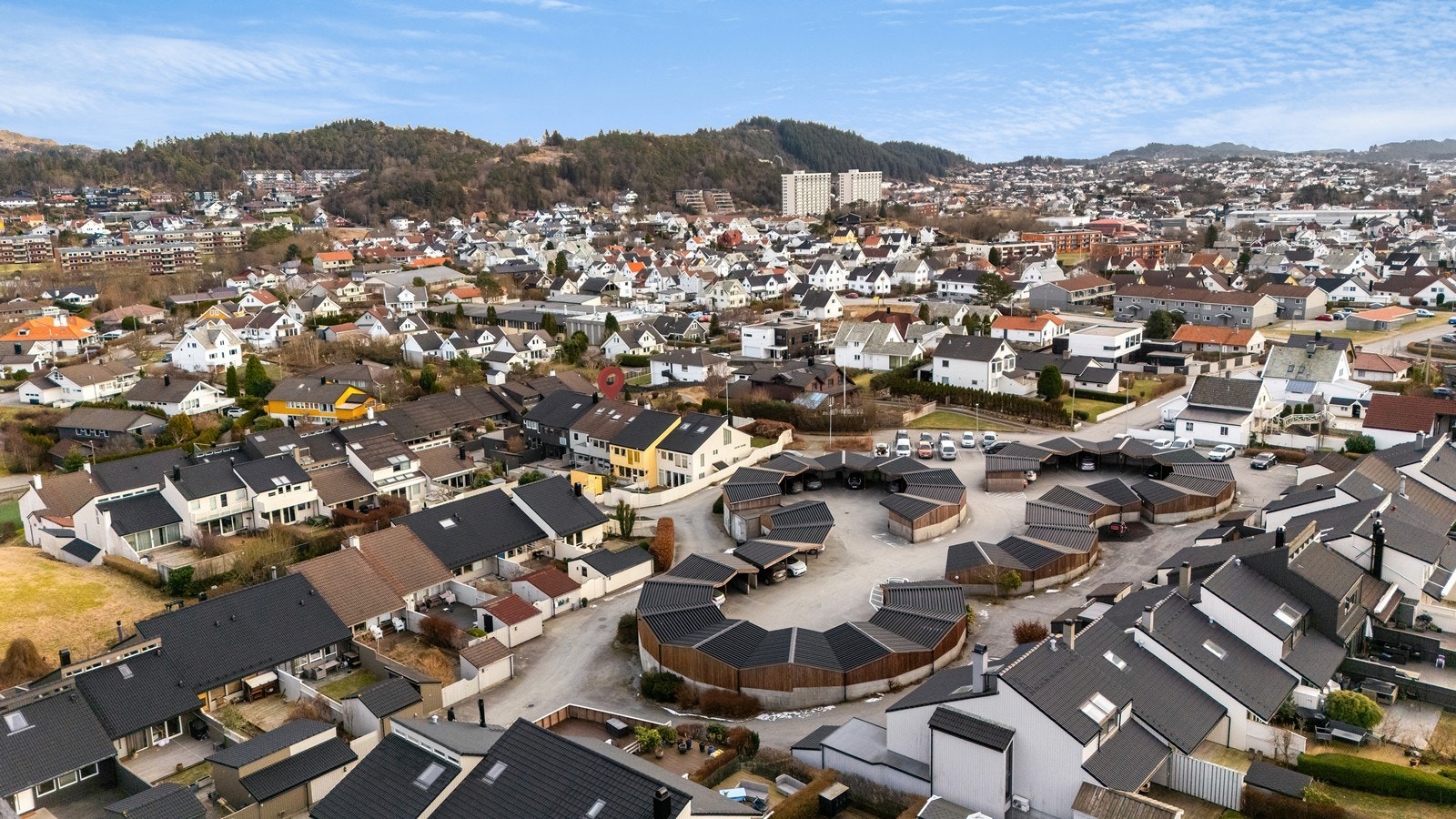 Her bor du med kort avstand til blant annet skoler, barnehager, dagligvare, sentrum og flotte turområder. Galleribilde