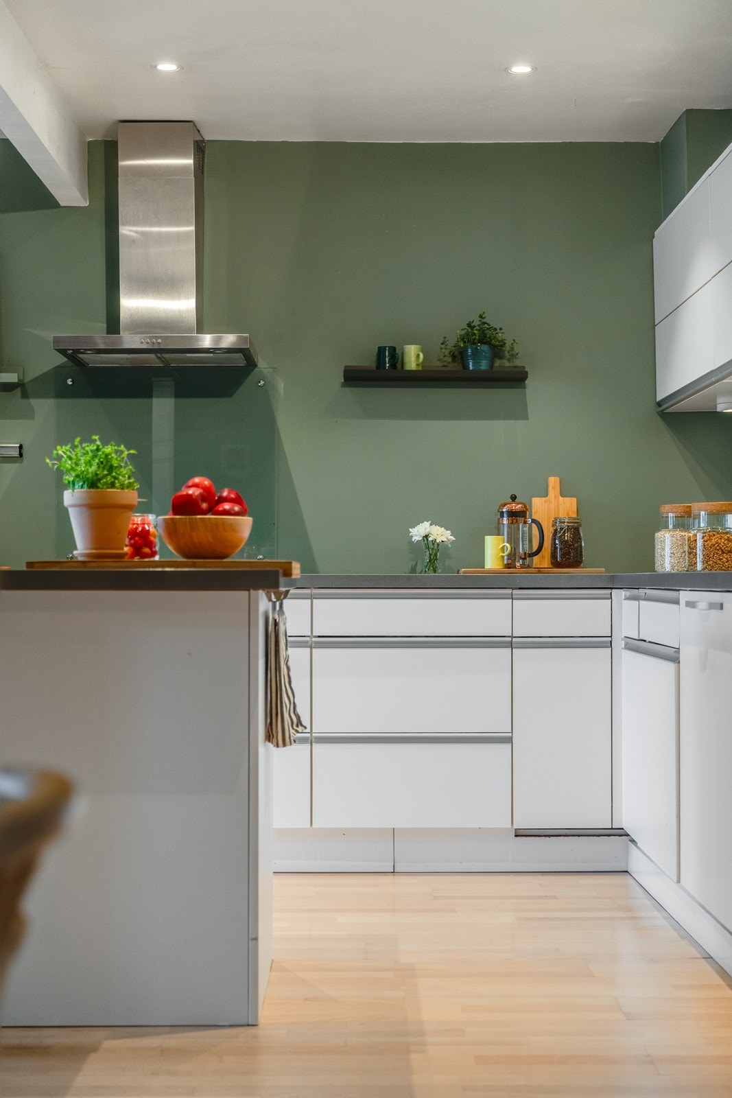 Den grønne fargetonen gir kjøkkenet karakter og skaper en fin kontrast mot den lyse kjøkkeninnredningen. Galleribilde