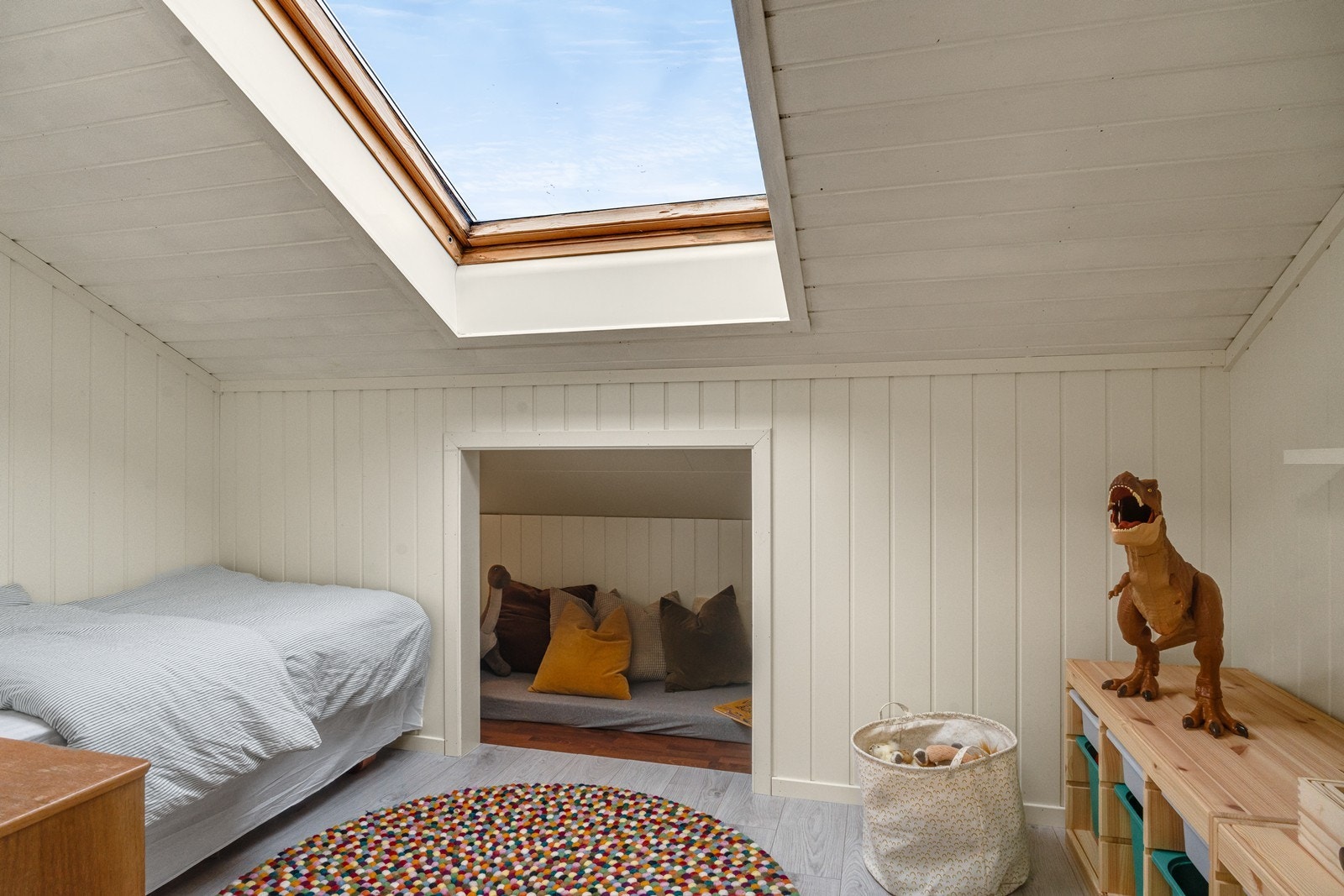 Rommet byr på en sjarmerende alkove - perfekt som lekehule eller lesekrok. Galleribilde