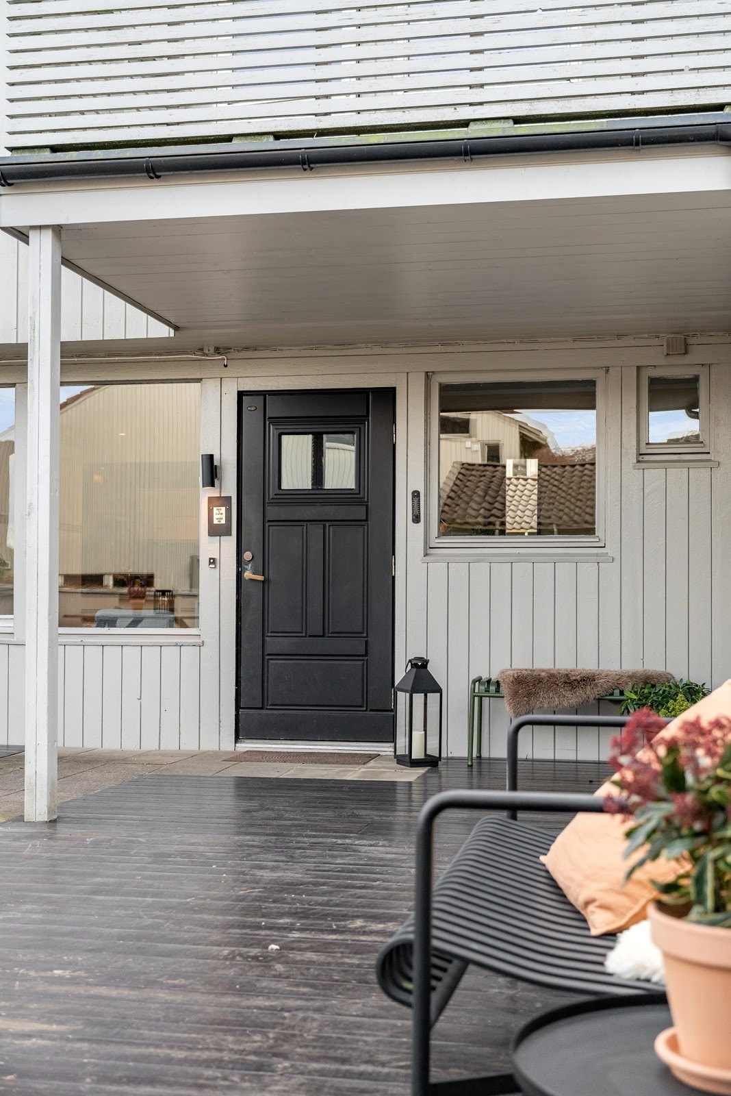 Innbydende inngangsparti med praktisk overbygg. Galleribilde