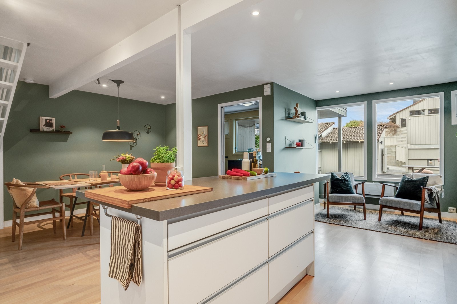 Lyst og moderne kjøkken i åpen løsning med god skapplass og romslige arbeidsflater. Galleribilde