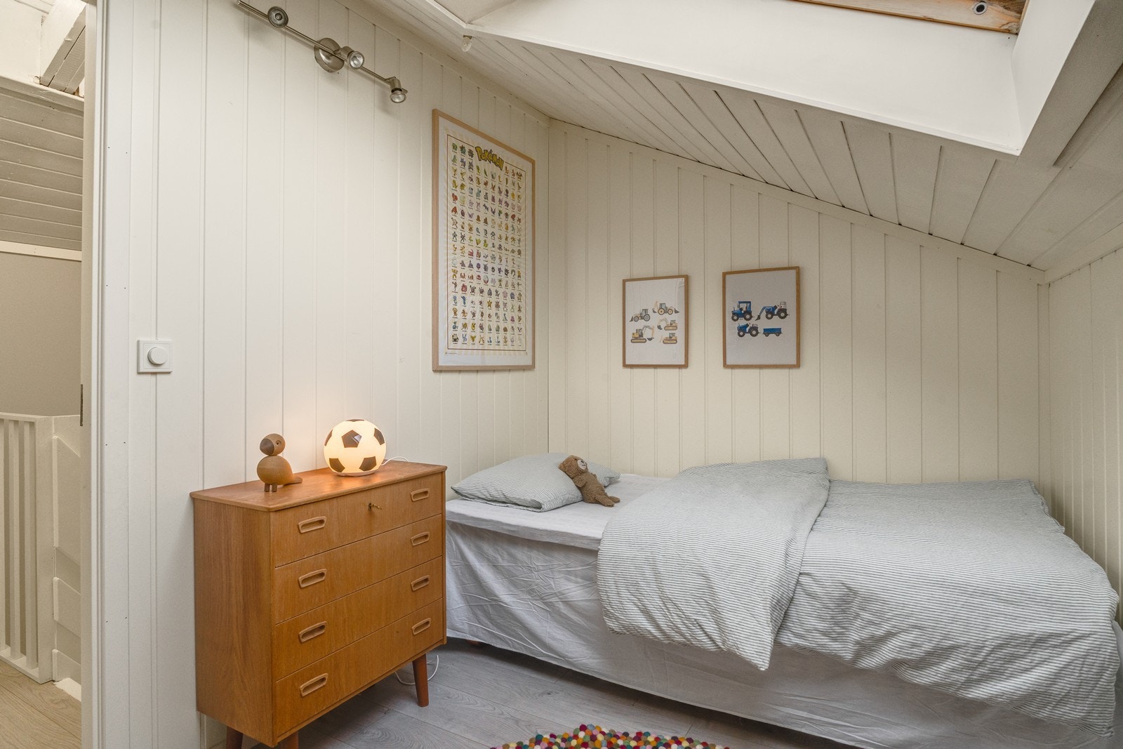 Koselig soverom med godt med gulvplass og takvindu (soverom ikke godkjent ref. pkt. ferdigattest.). Galleribilde