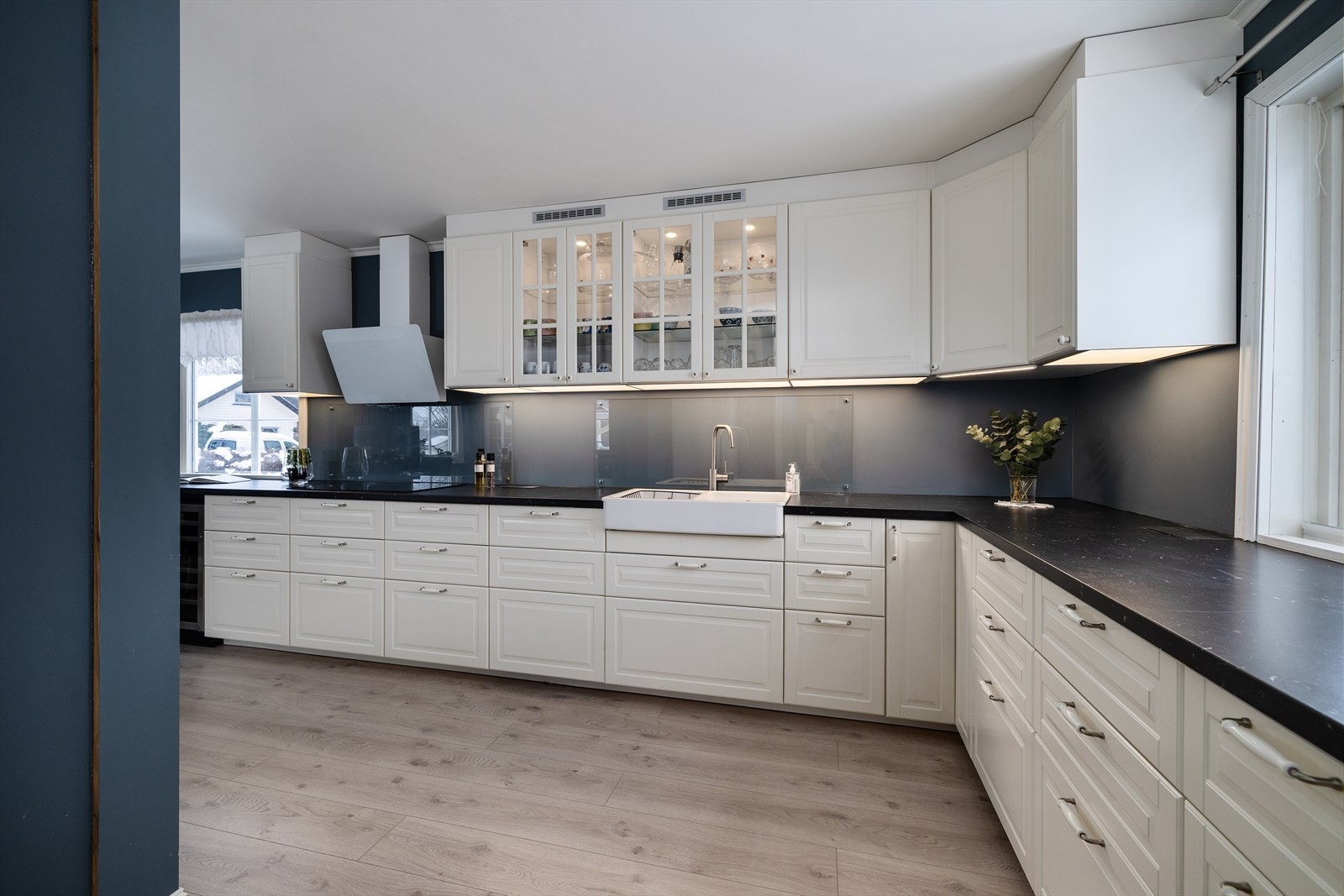 Kjøkkenet har rikelig med skap- og benkeplass, samt belysning under overskapene. Galleribilde