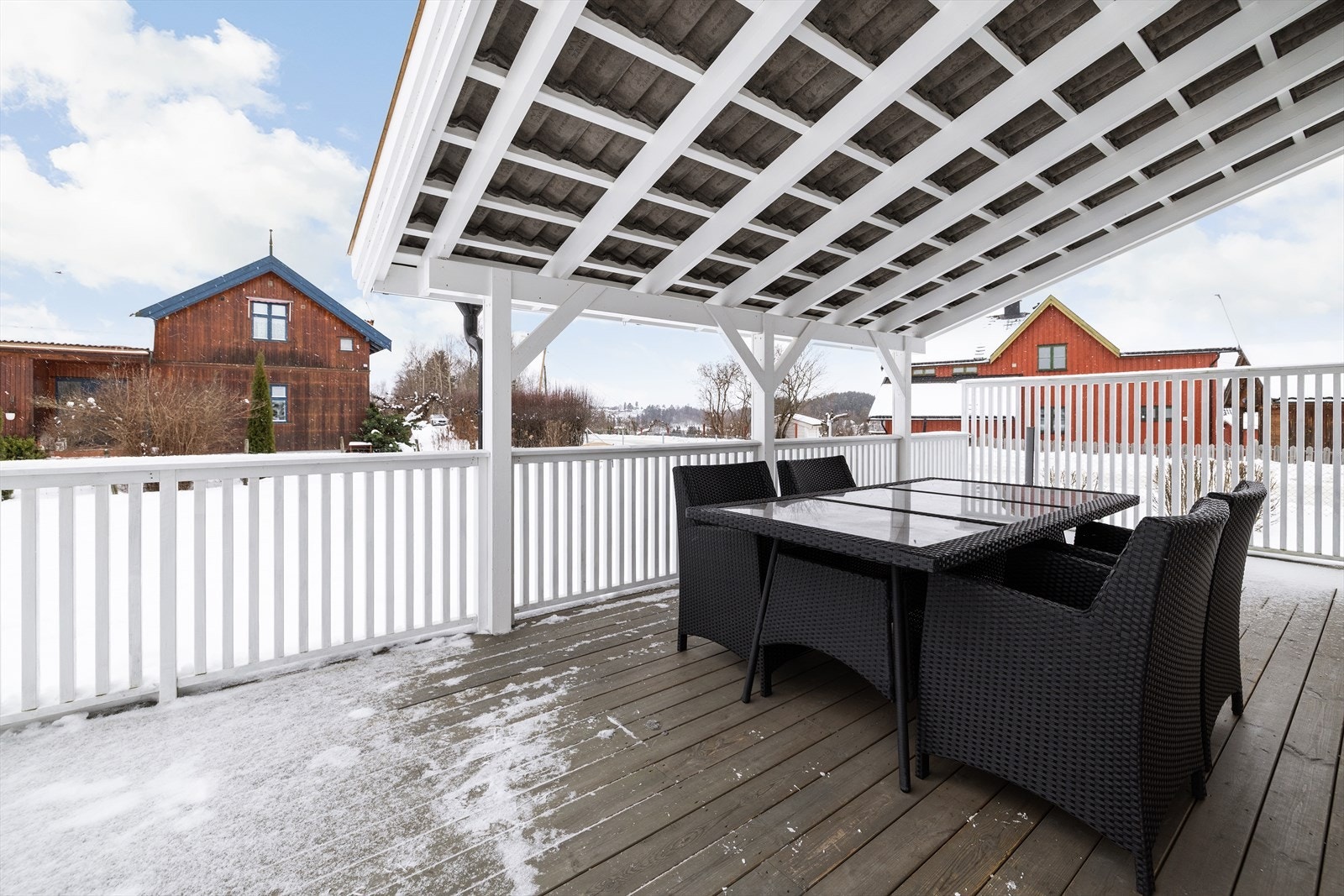 Den overbygde delen av terrassen på 16 m² gir ly for vær og vind. Galleribilde