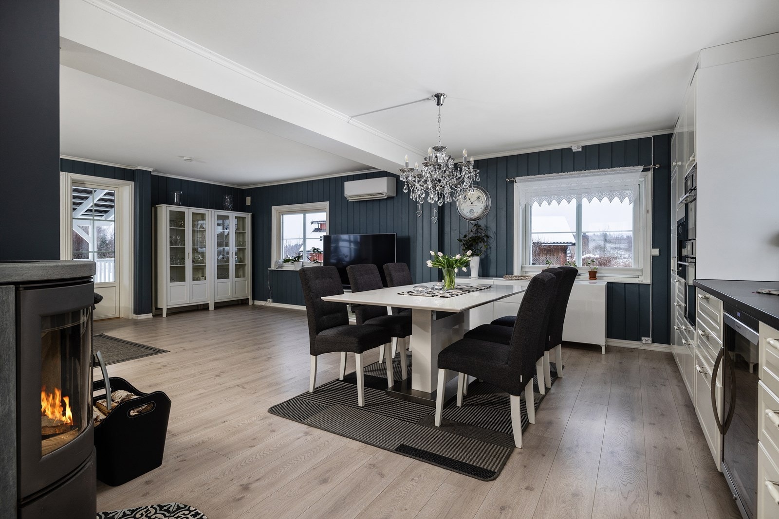 Oppvarming sikres med både vedfyring og en effektiv luft-til-luft varmepumpe. Galleribilde