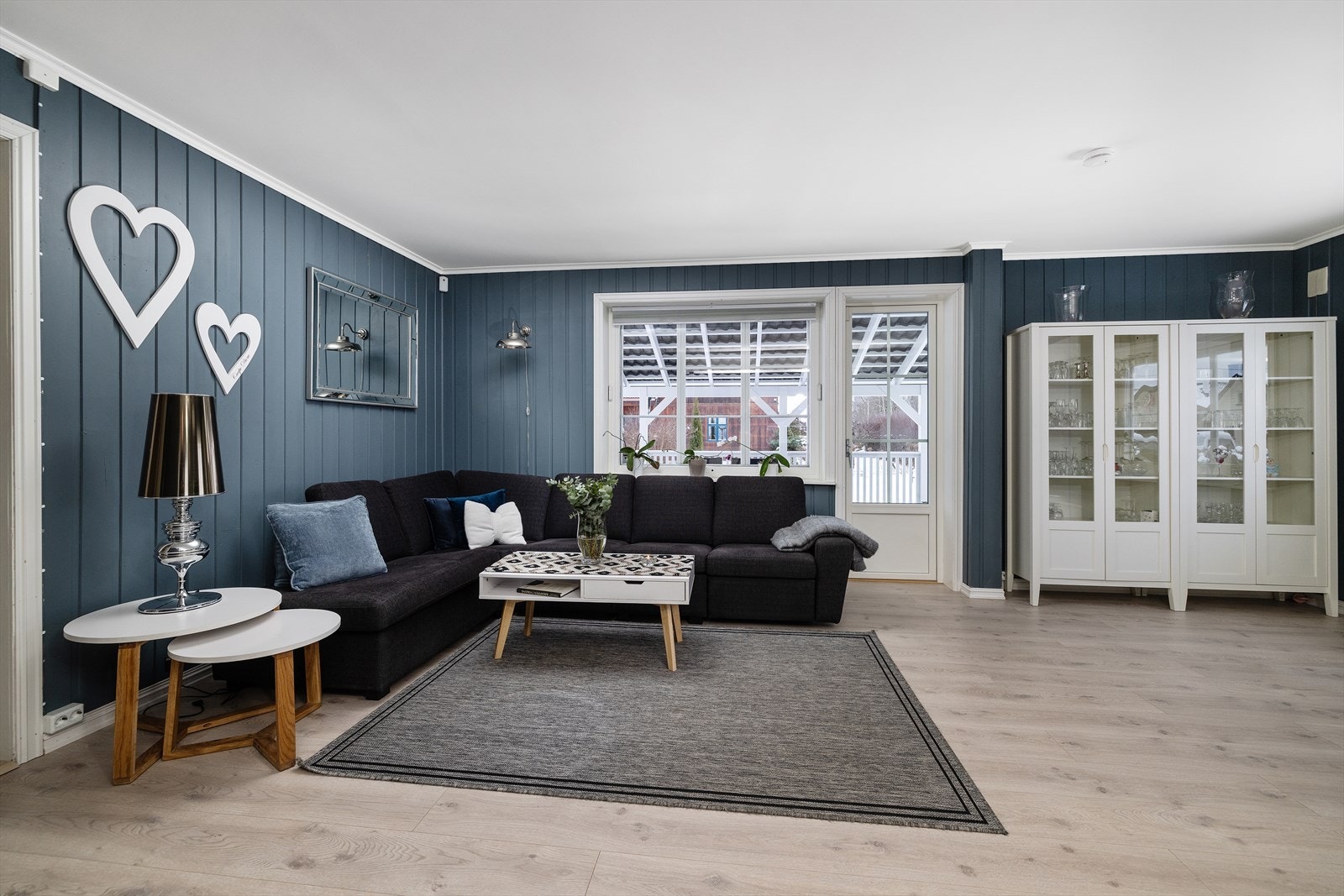 Fra stuen er det direkte utgang til den store, delvis overbygde terrassen via en dør fra 2019. Galleribilde