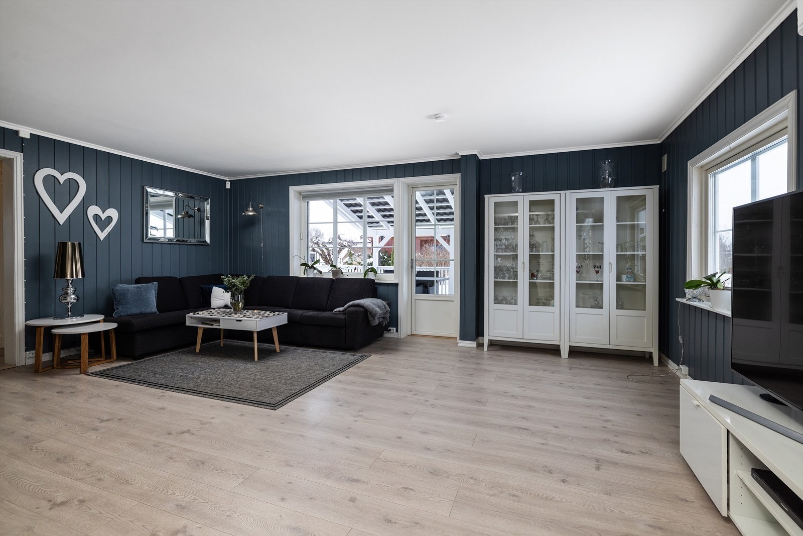 Stuen har god plass til en romslig sofagruppe og er kledd med panel på veggene. Galleribilde