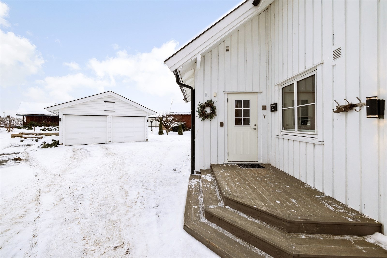 Gruset gårdsplass med god plass til parkering foran boligen og garasjen. Galleribilde