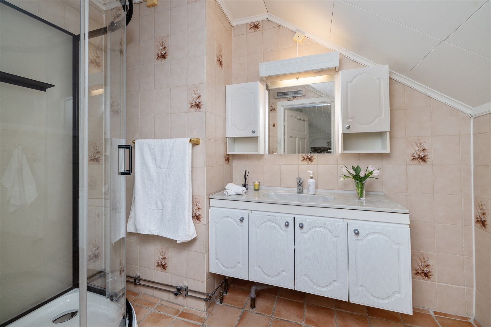 U
tstyrt med dusjkabinett, toalett og speil med belysning. Galleribilde