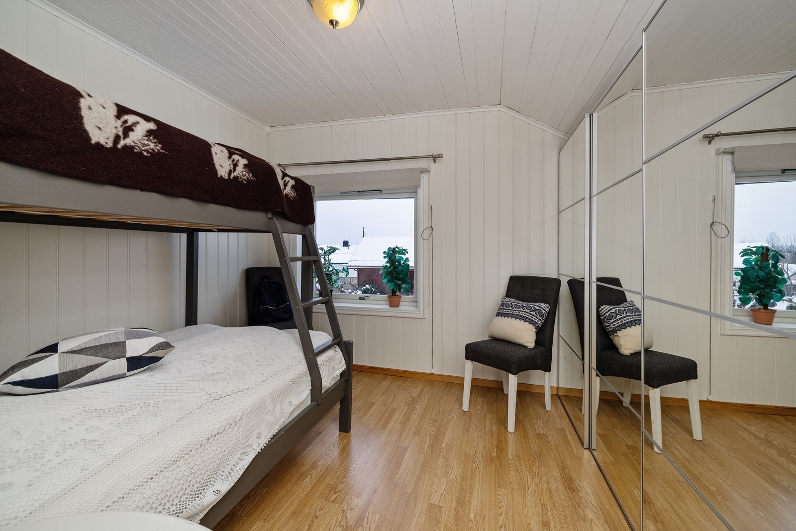 Et av soverommene i andre etasje, med plass til garderobeløsning. Galleribilde