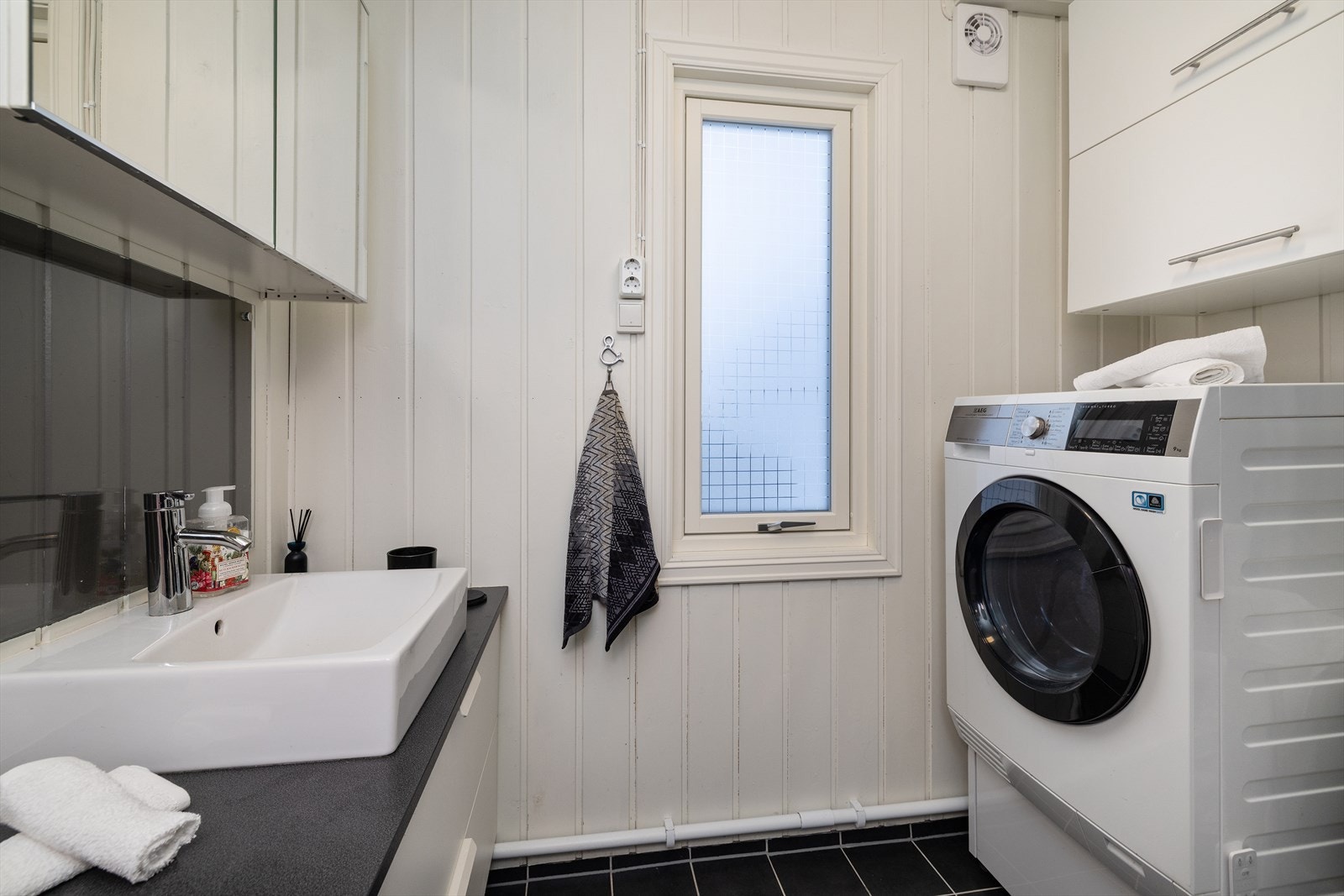 Praktisk bad og vaskerom i første etasje med flislagt gulv og elektriske varmekabler. Galleribilde