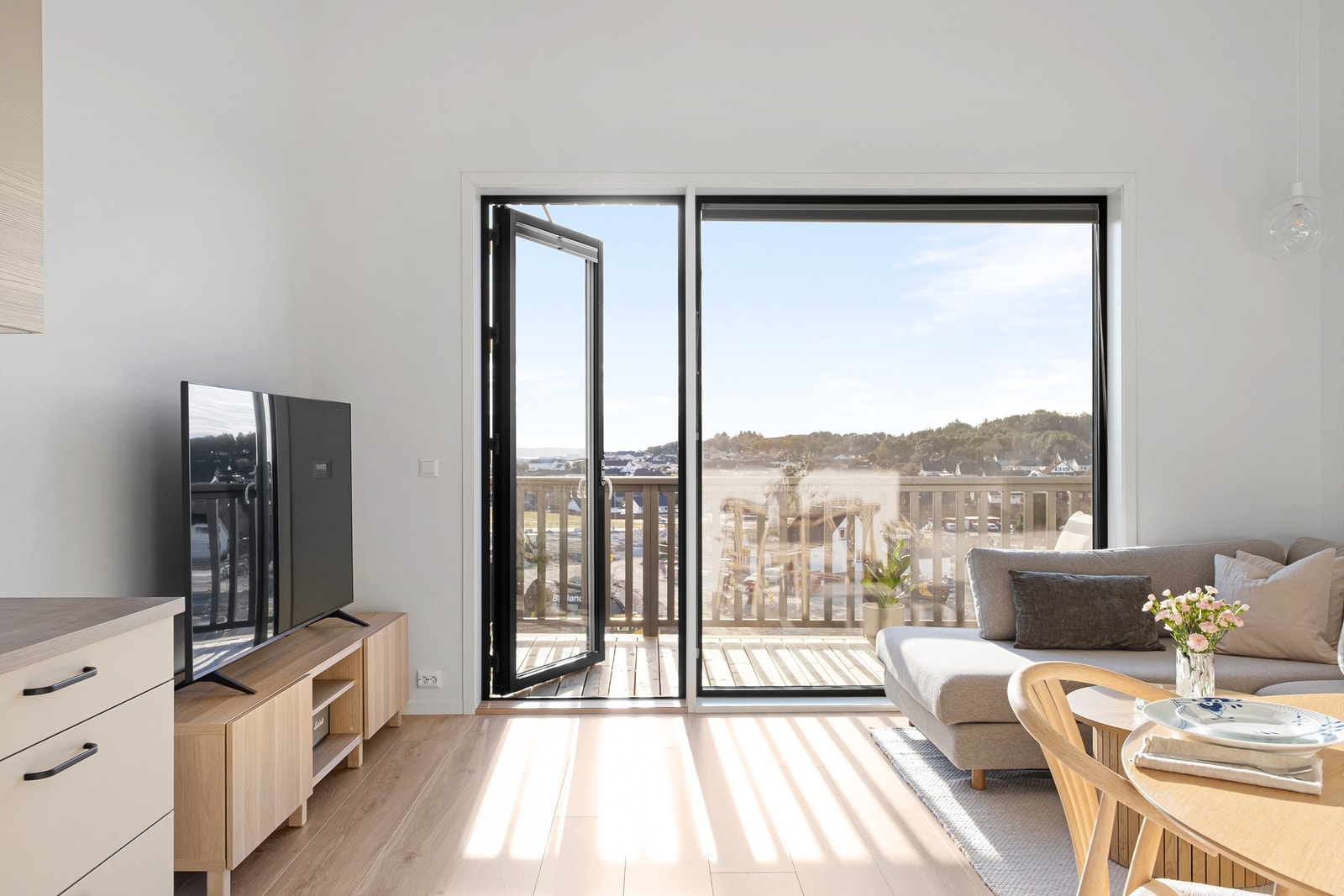 Direkte utgang til solrik balkong- en forlengelse av stuen. Galleribilde