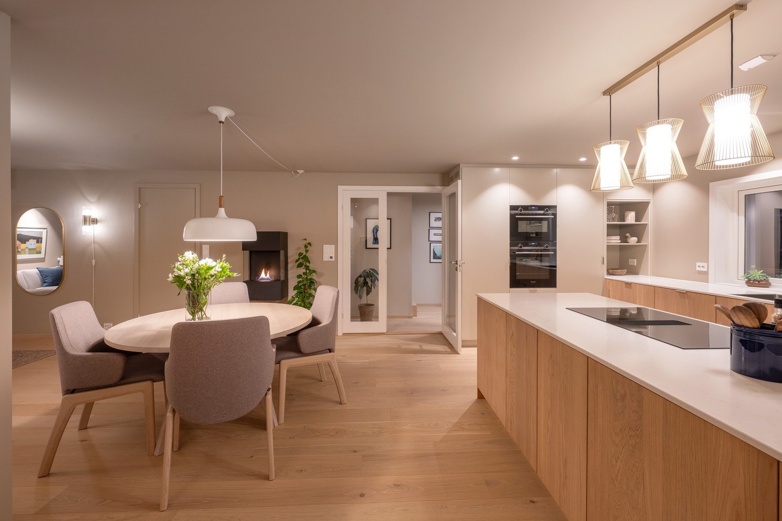 Et sosialt rom hvor man enkelt kan se for seg å ha familie eller venner på middagsbesøk. Galleribilde