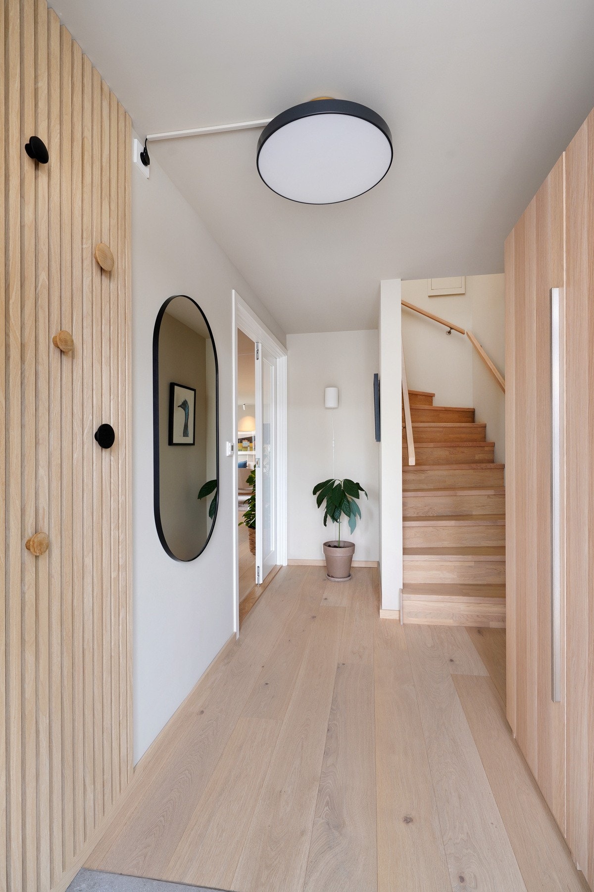 Pen gang med garderobeskap og spilevegg. Trappen er i heltre eik med skjulte vanger. Galleribilde