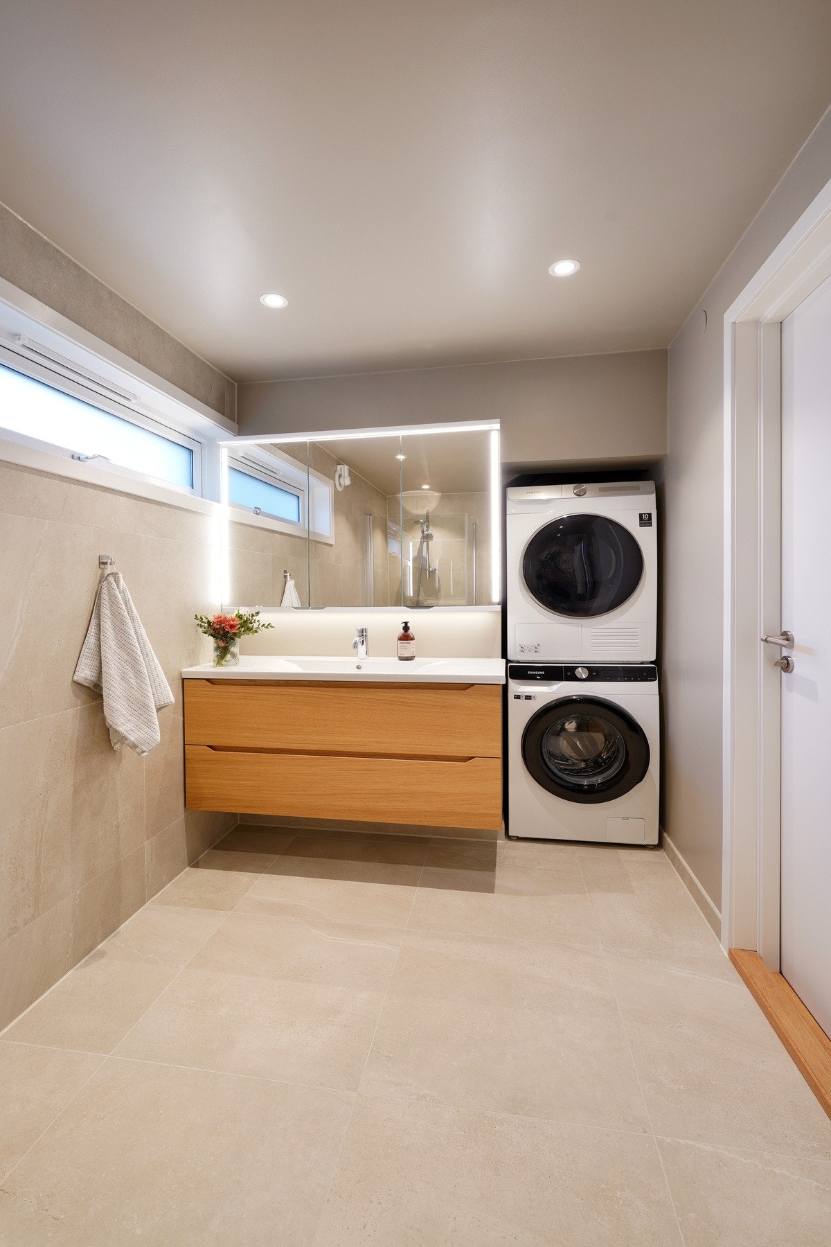 Her er det og laget et "innhuk" til vaskemaskin og tørketrommel. Galleribilde