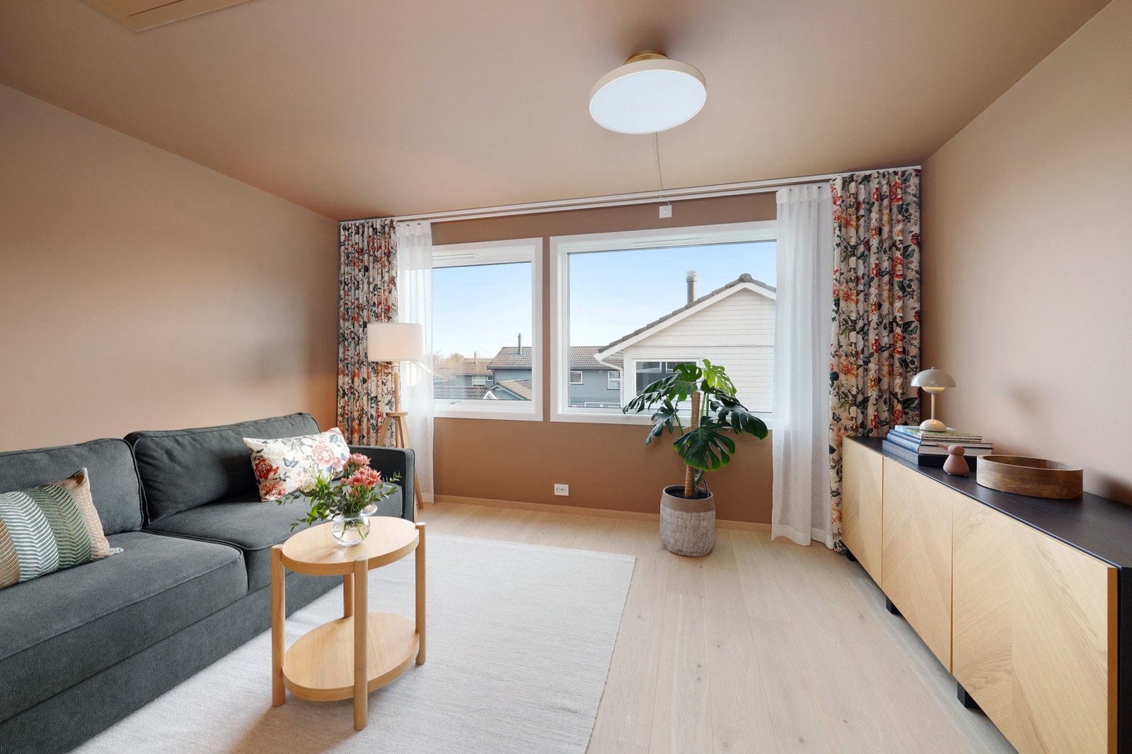 Det ene soverommet er benyttet som loftstue, dette rommet har adkomst til bod og lagringsloft. Galleribilde