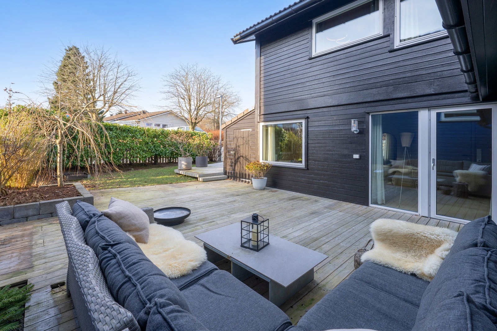 Terrasseareal på hele 56 m2 + hage. Sol fra morgen til kveld om sommeren. Galleribilde