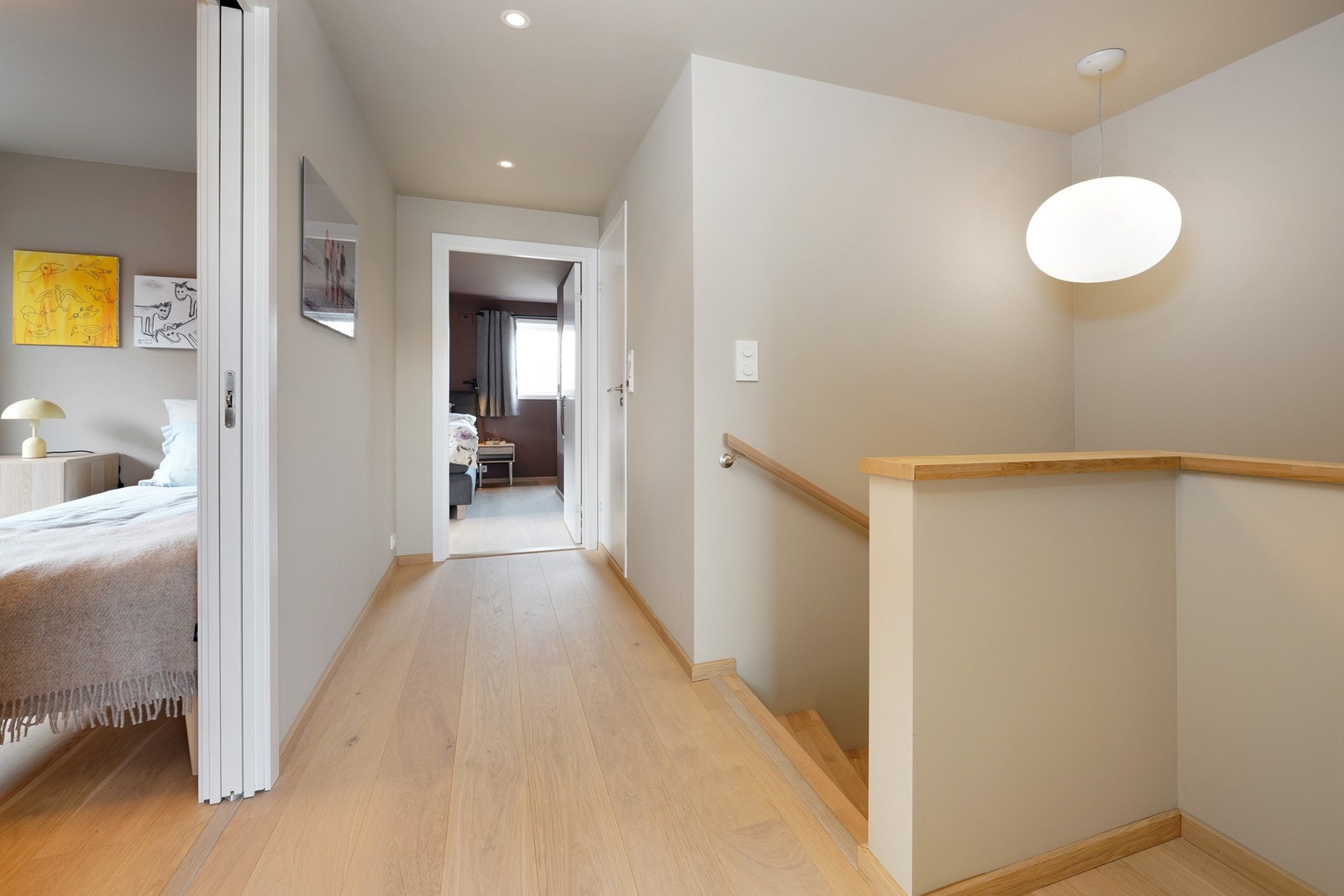 2.etasje består av 3 soverom, bod og bad. Galleribilde