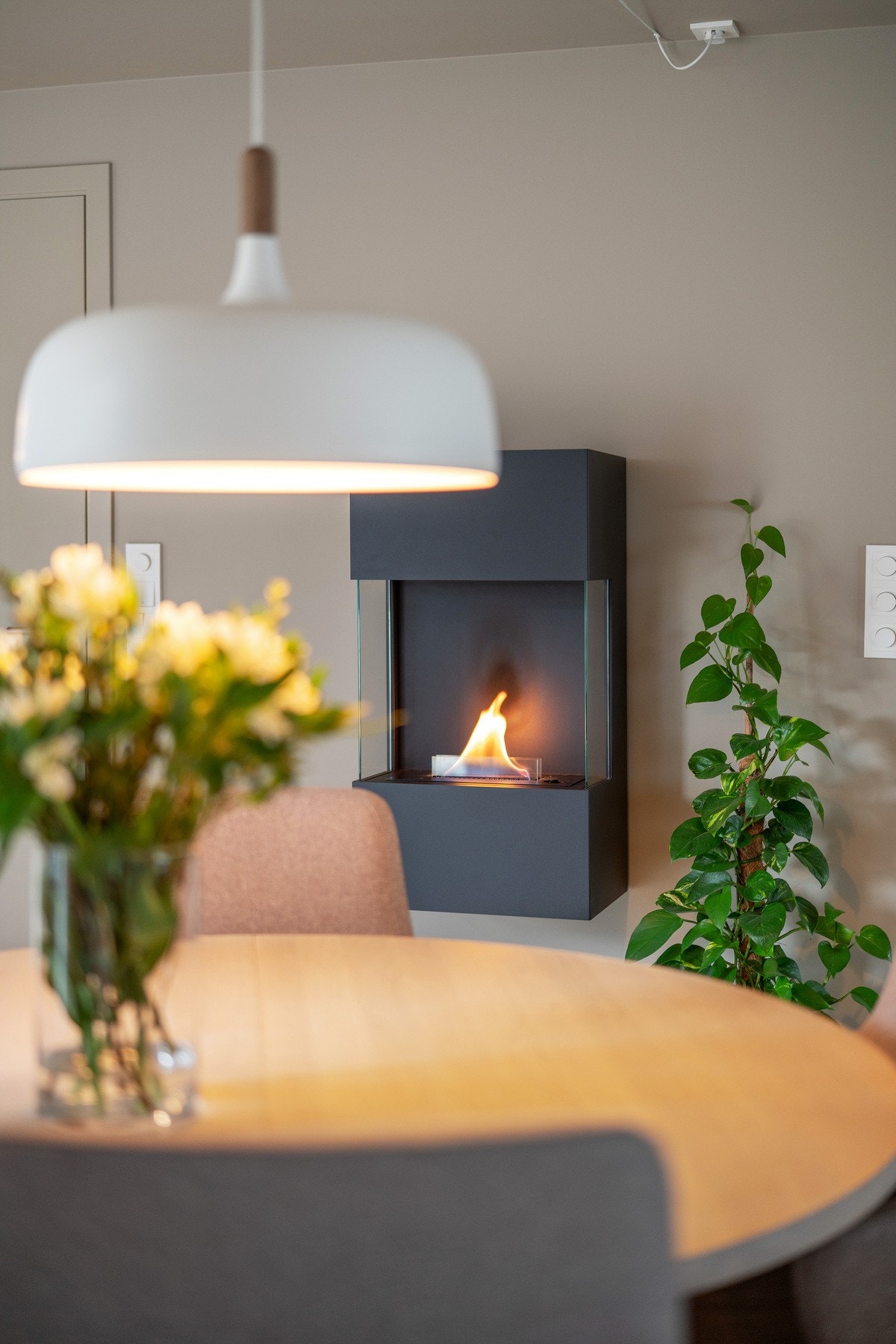 Det er satt opp en lekker Tenderflame peis som sørger for både kos og varme. Medfølger handelen om ønskelig. Galleribilde