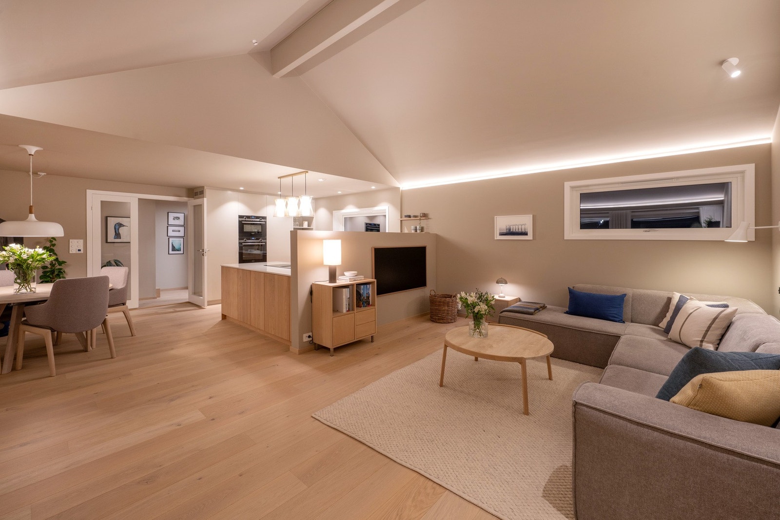 Det ble satt opp en halv vegg for skape et naturlig skille mellom tv-stue og kjøkken, en svært funksjonell løsning eier er veldig fornøyd med. Galleribilde