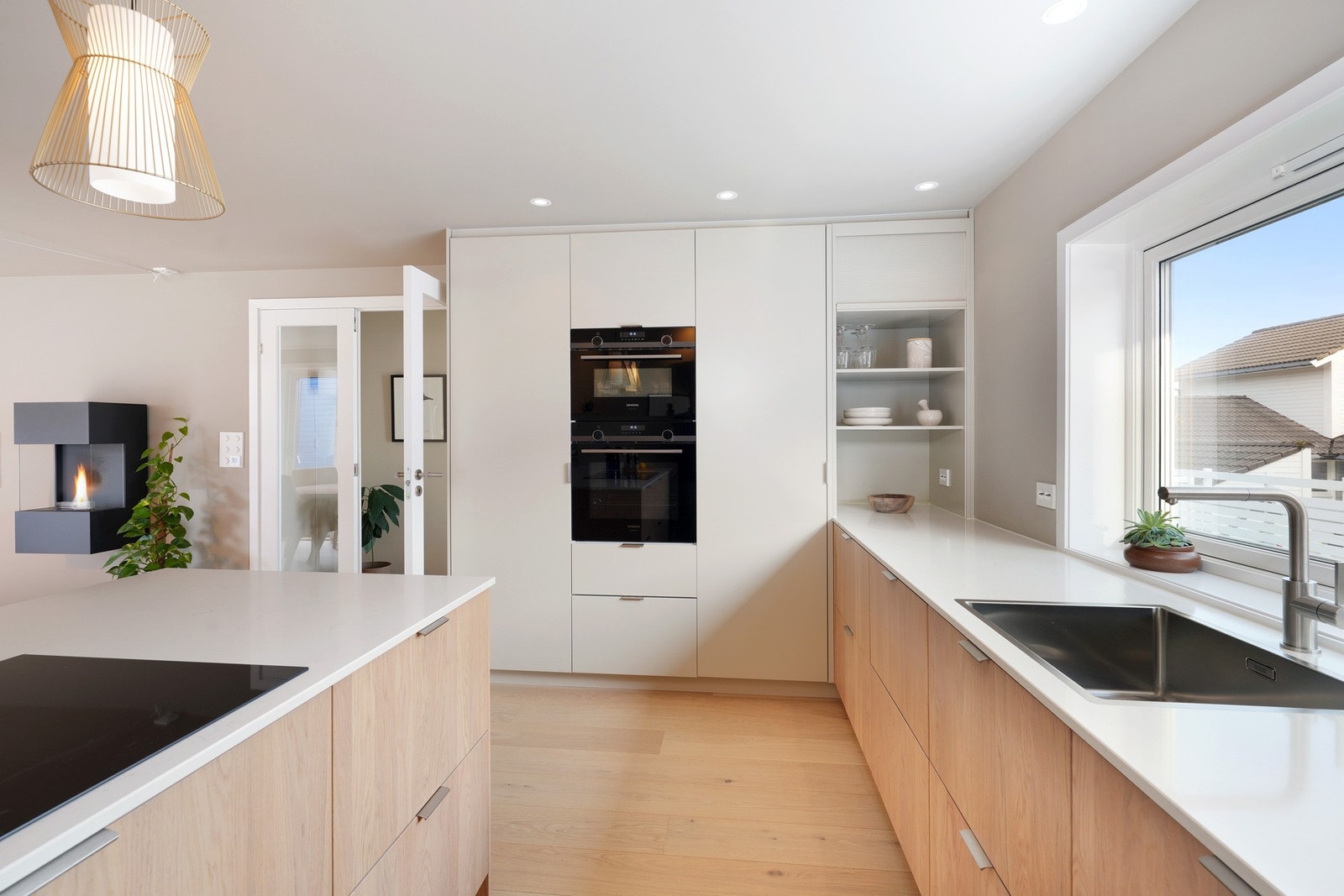 Kjøkkenet har hel kjøl og hel frys og mange smarte løsninger Galleribilde