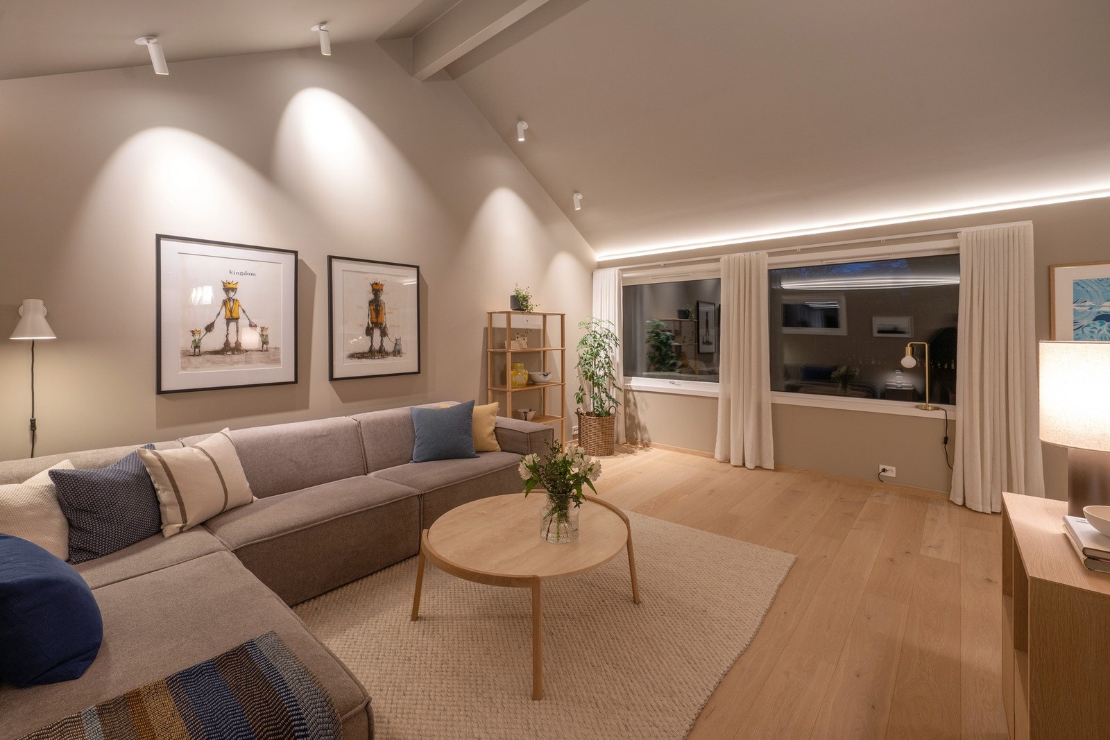 Koselig tv-stue med god takhøyde og led-belysning i tak samt flere spotlamper som skaper en lun atmosfære Galleribilde