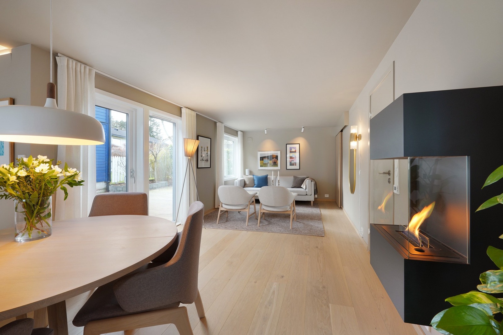 I enden er det en lekker skyvedør i eikespiler til en praktisk innvendig bod. Galleribilde