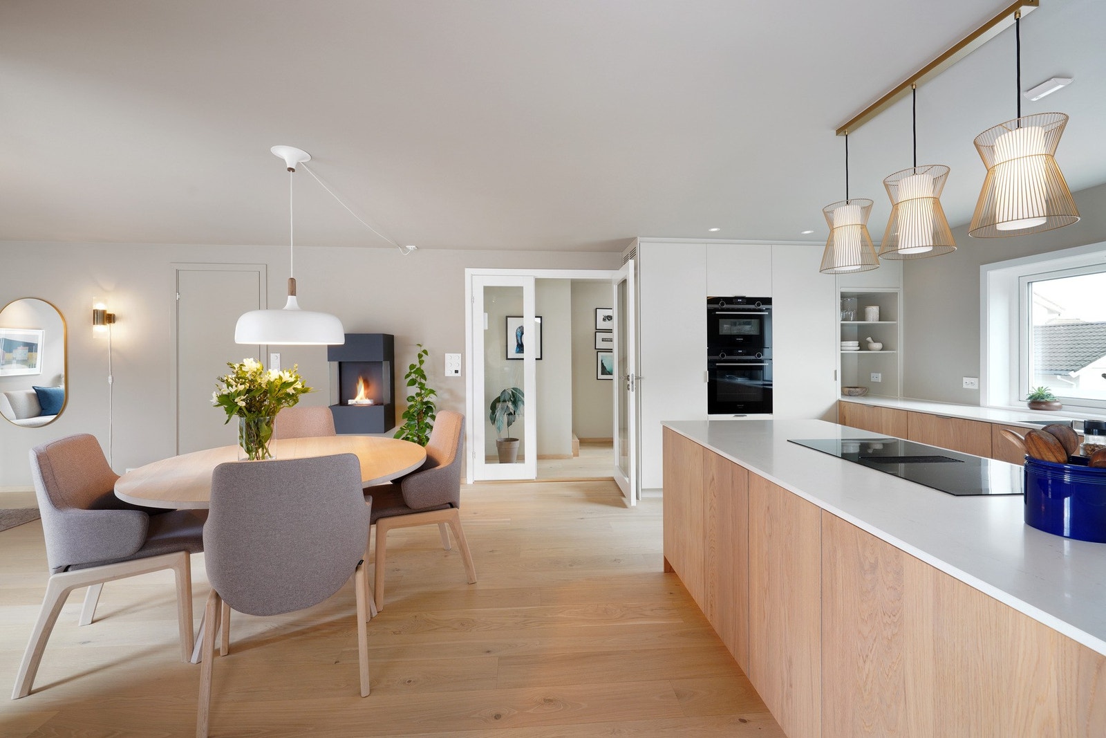 To fløyet dør til stue i glass. Galleribilde