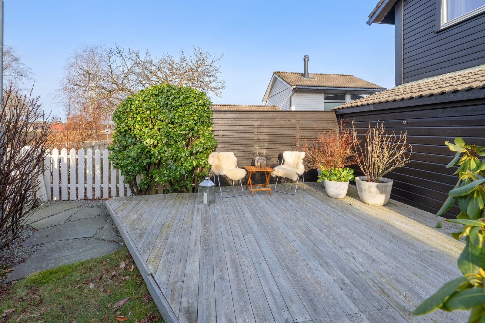 Terrassen mot vest som gir bra ettermiddag og kveldssol i denne kroken. Galleribilde