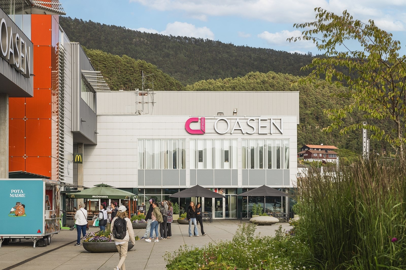 - Her finner man også Oasen senter med et utvidet servicetilbud - Galleribilde