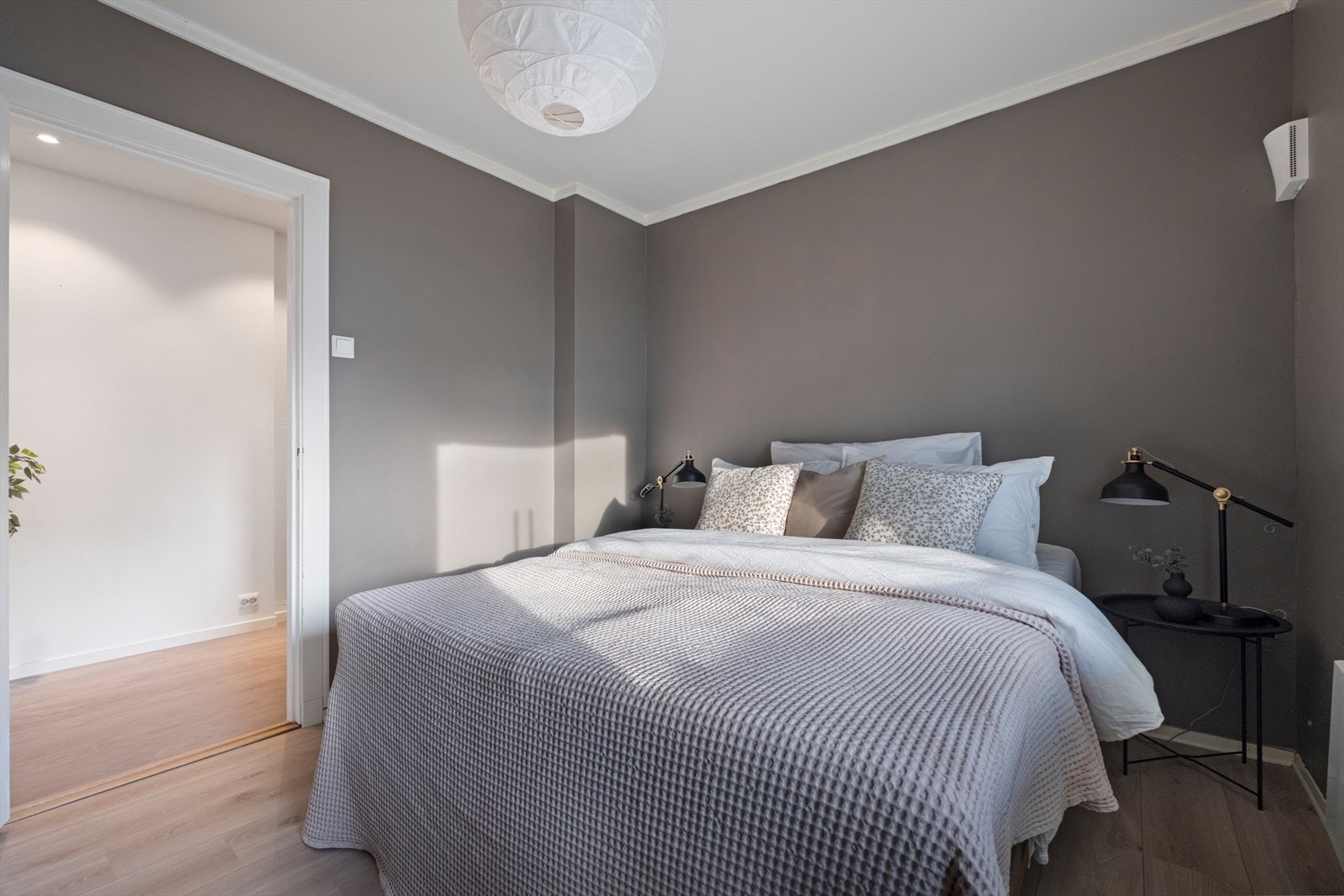 Soverom II - Romslig soverom med god plass til dobbeltseng Galleribilde