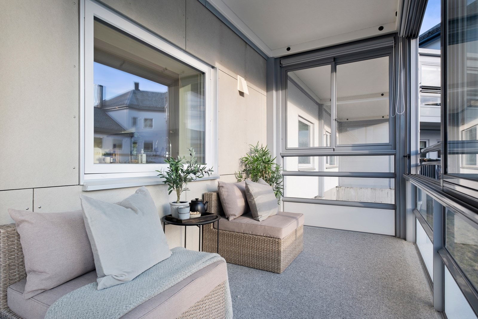 Innglasset balkong er av god størrelse og er på hele 13kvm Galleribilde