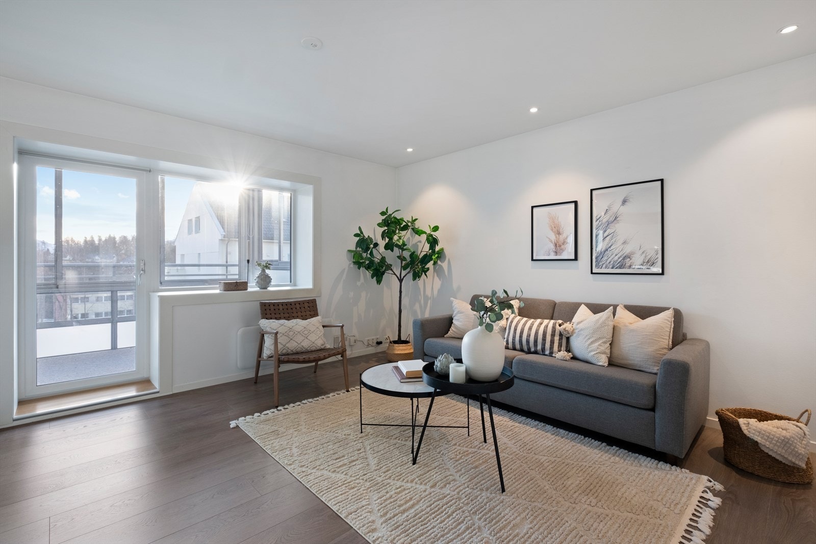 Lys og romslig stue med utgang til stor innglasset balkong Galleribilde