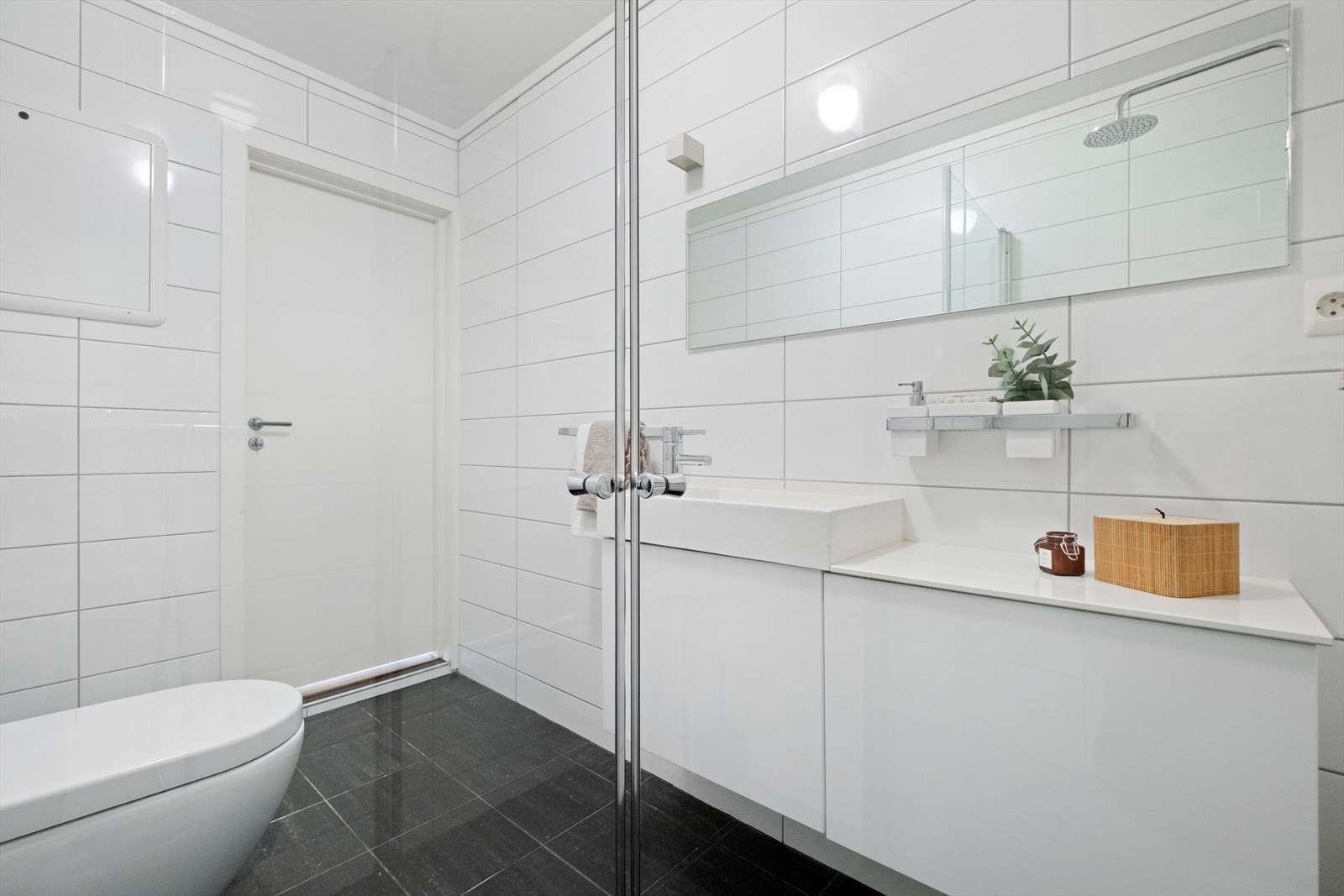 Pent flislagt bad med gulvvarme Galleribilde