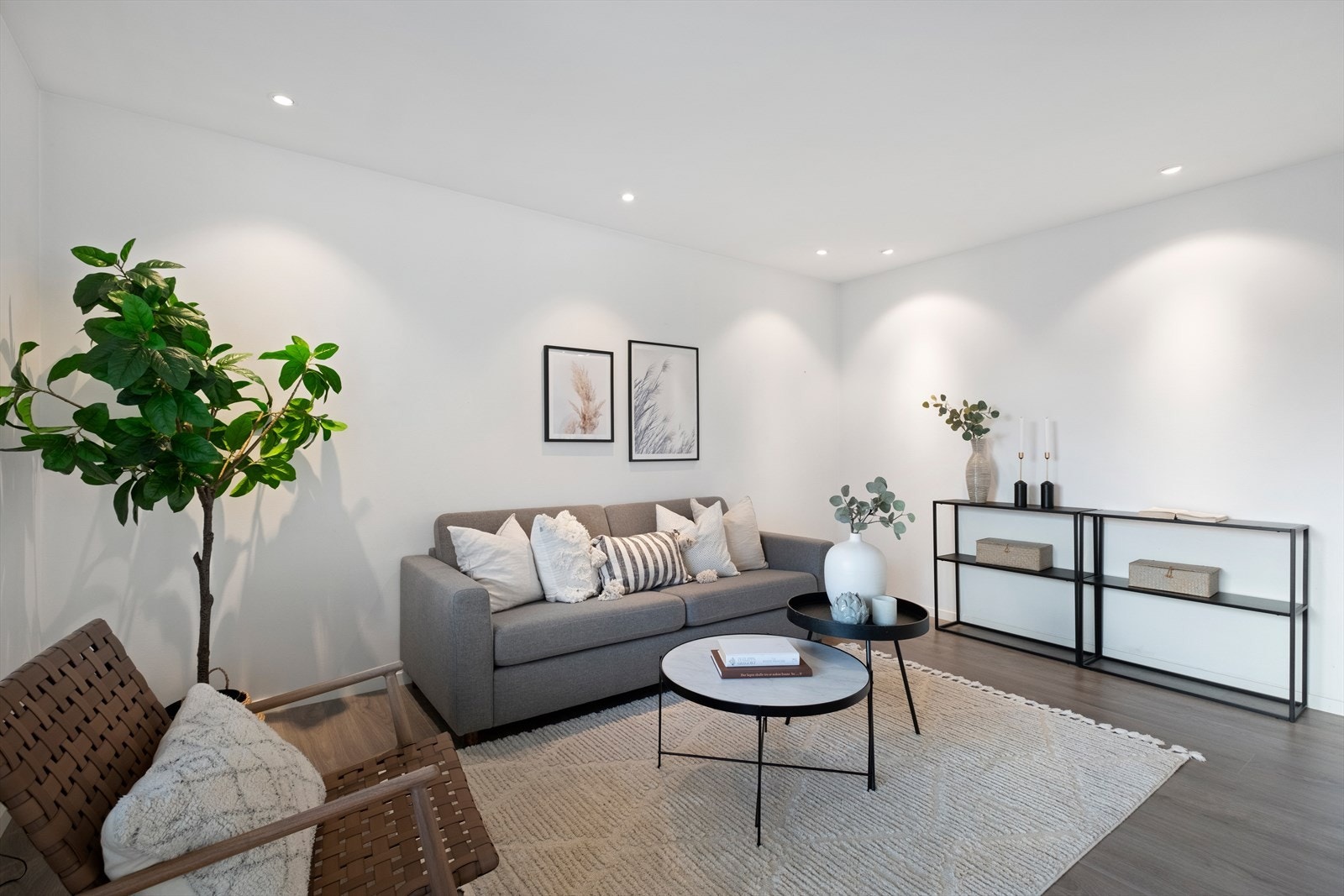 Her er det god plass til stor sofagruppe Galleribilde