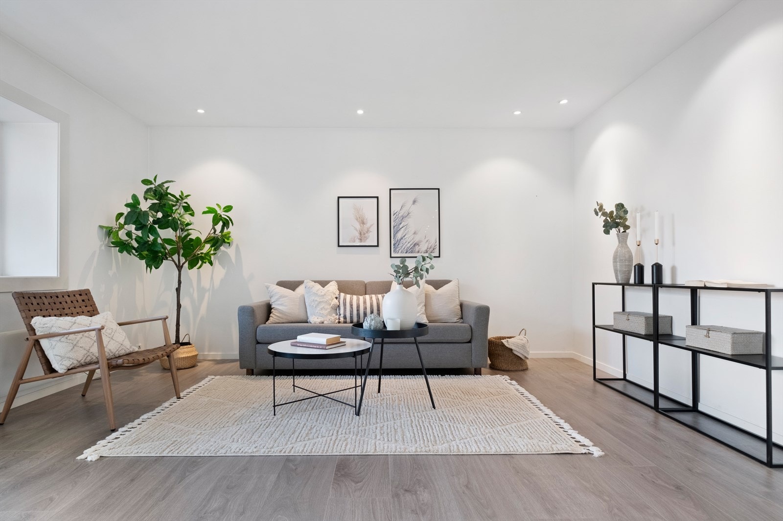 Store vindusflater på stue gjør at det slippes inn rikelig med dagslys Galleribilde