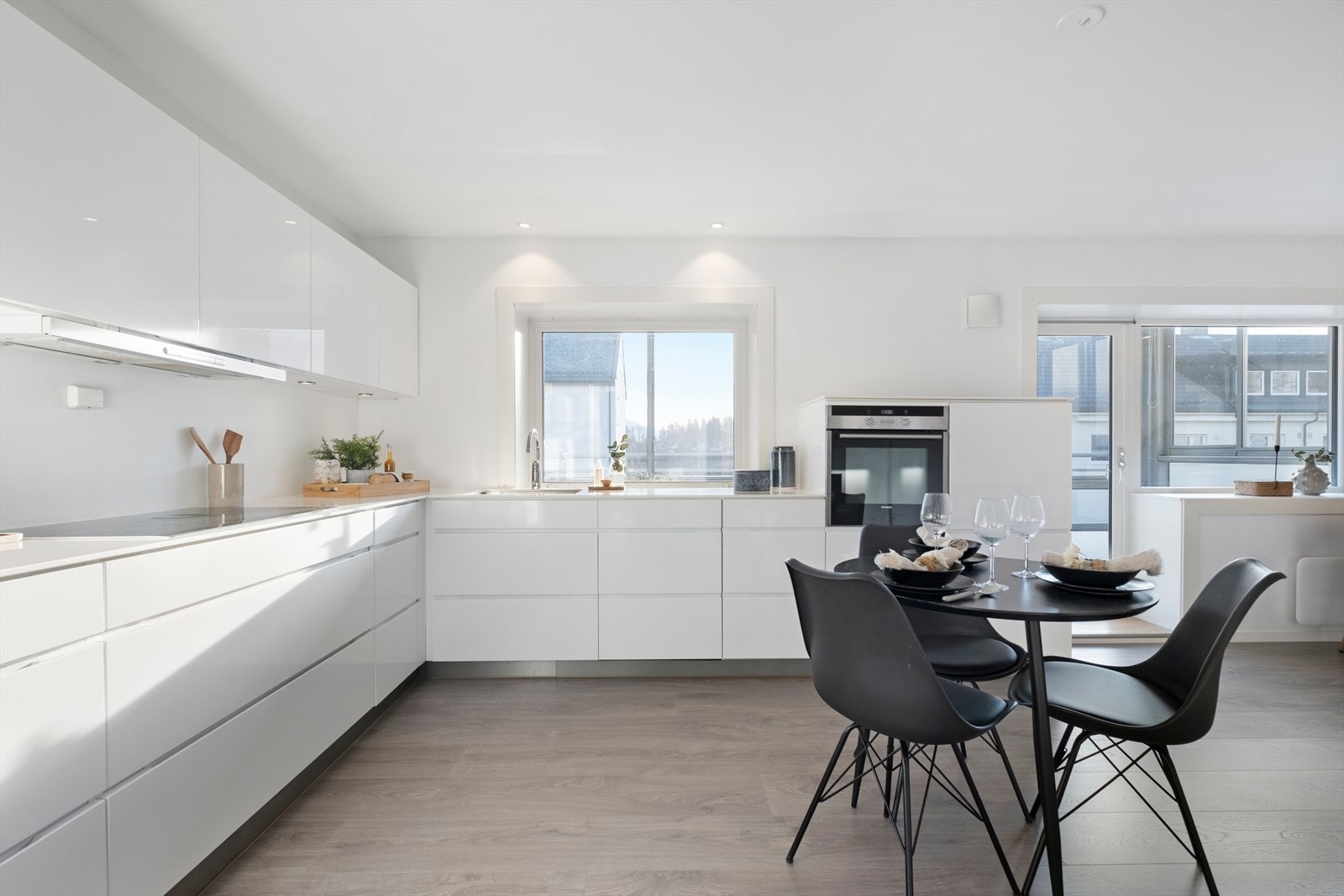 Romslig og moderne kjøkken med god plass til mye oppbevaring Galleribilde