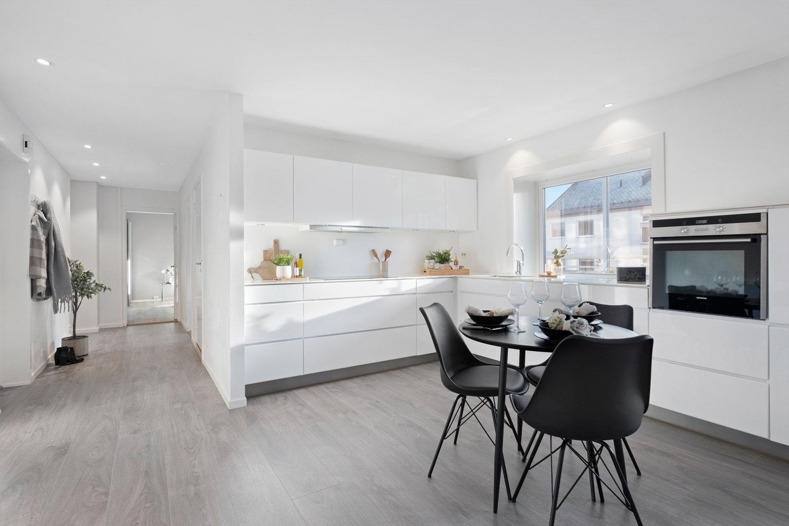 God plass til spisebord på kjøkken Galleribilde