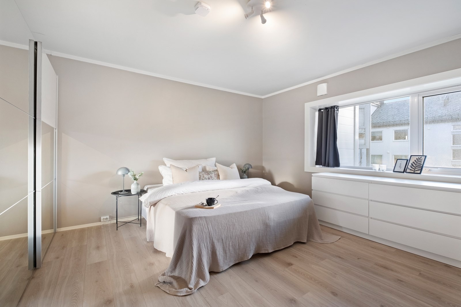 Soverom I - Lyst og romslig med god plass til dobbeltseng Galleribilde