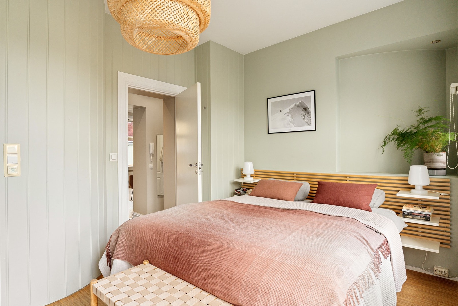 Rommet har plass til dobbeltseng og øvrig møblement, og gir gode muligheter for oppbevaringsløsninger. Galleribilde