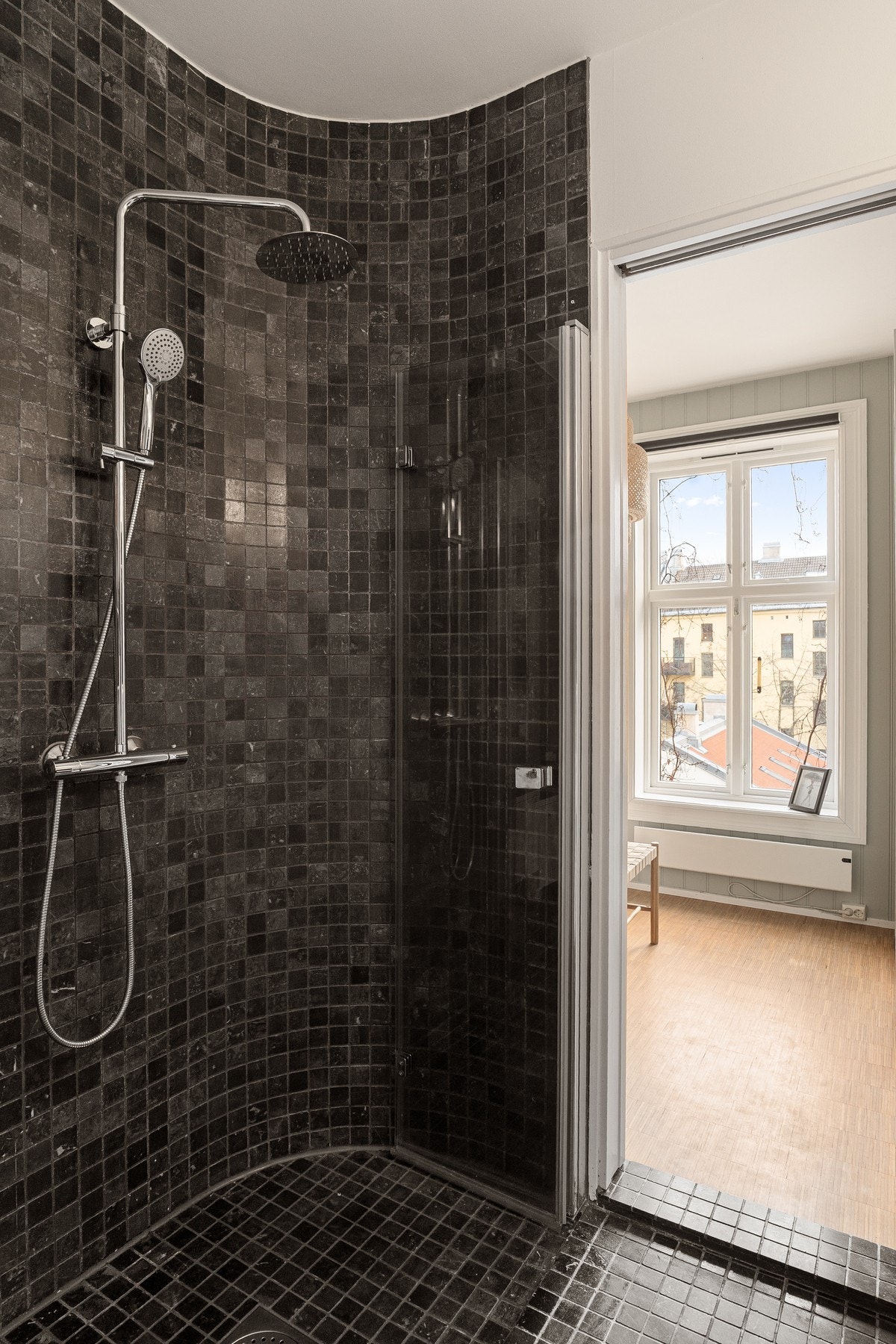 Dusjsone. Galleribilde