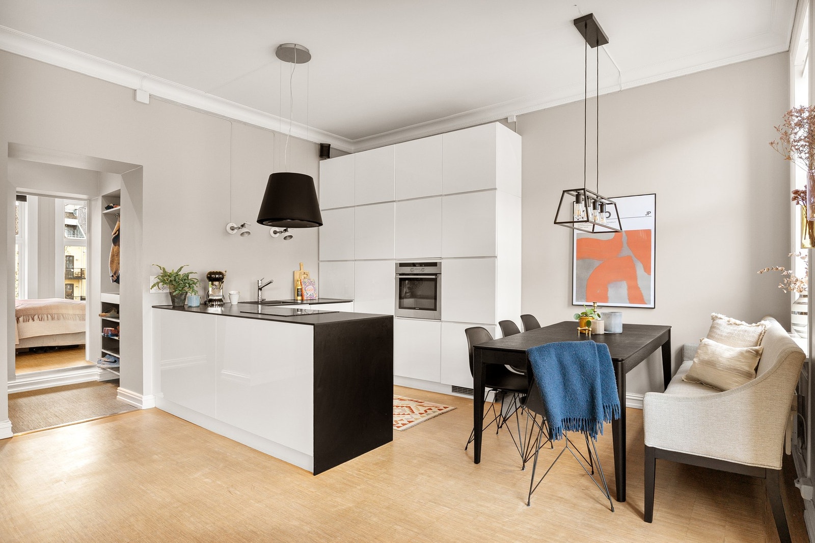 Kjøkkenet fremstår som funksjonelt og oversiktlig, med god utnyttelse av tilgjengelig areal. Galleribilde