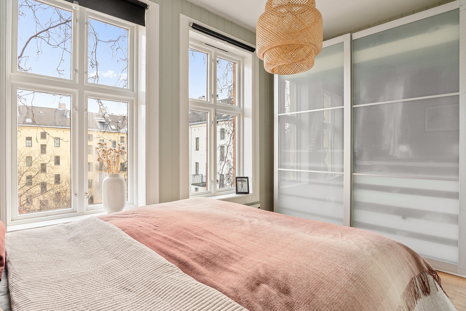 Den skjermede beliggenheten bidrar til en behagelig atmosfære for hvile og restitusjon, og rommet oppleves som en naturlig privat sone i boligen. Galleribilde