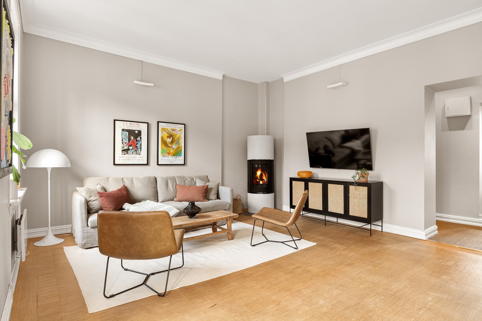 Stuen er et romslig og innbydende oppholdsrom med god romfølelse og fleksible møbleringsmuligheter. Galleribilde