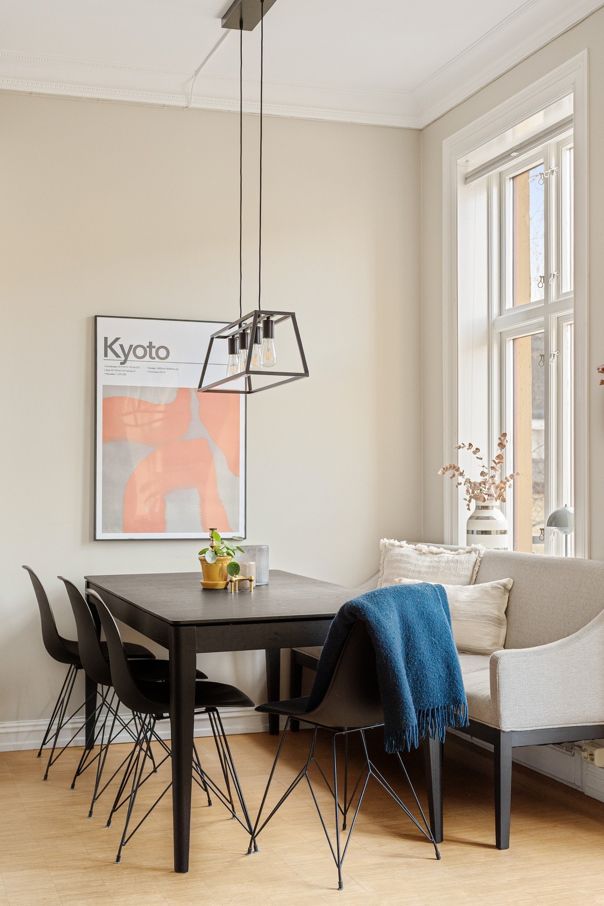 Avsatt plass til spisebord med utsyn over indre gårdsrom. Galleribilde