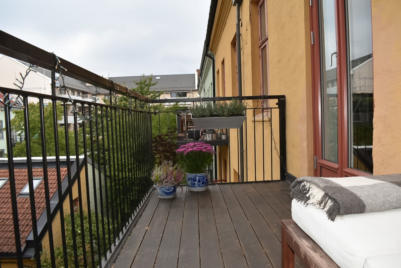 Her er det plass til sittegruppe og mulighet for å skape en hyggelig uteplass med rom for både morgenkaffe og avslappende ettermiddager. Galleribilde