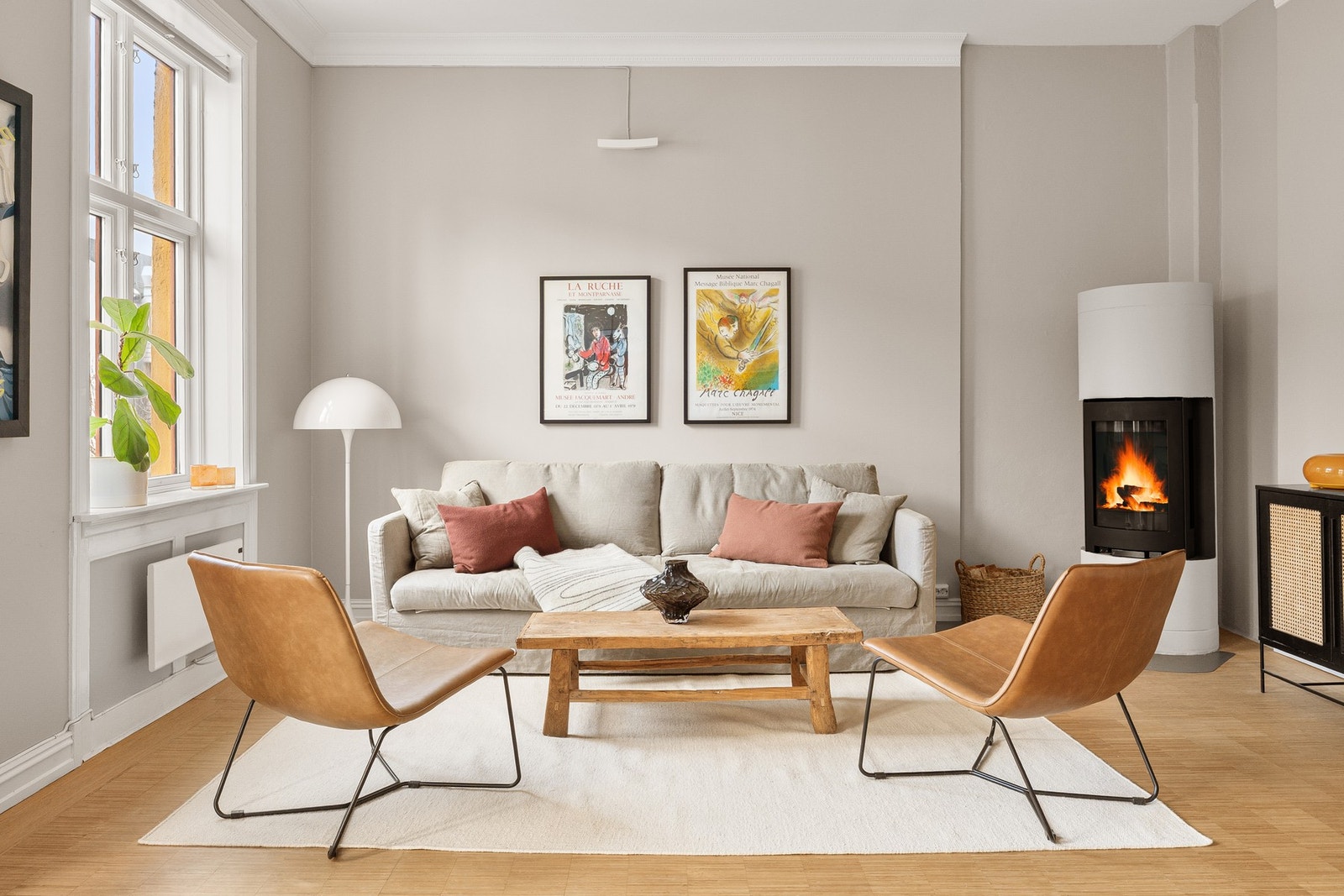 Den generøse takhøyden bidrar til et luftig preg og forsterker opplevelsen av rommets størrelse. Galleribilde