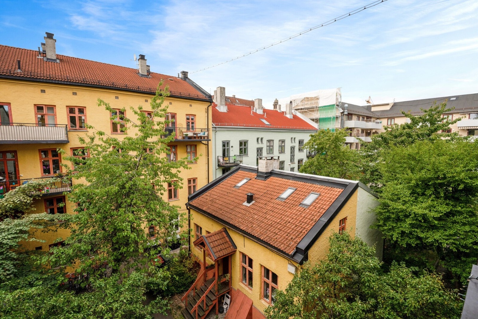 Vender mot indre gårdsrom med utsyn over grønt og hyggelig nabolag. Galleribilde