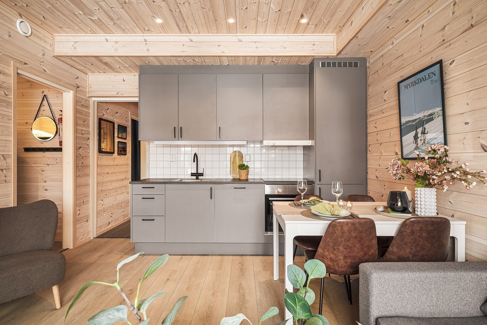 Stue og kjøkken er samlet i en åpen løsning på ca. 17,2 kvm Galleribilde